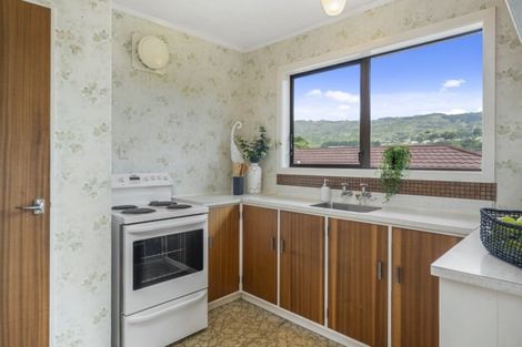 Photo of property in 102 Taylor Terrace, Tawa, Wellington, 5028