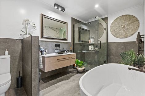 Photo of property in 124 Boord Crescent, Kumeu, 0891