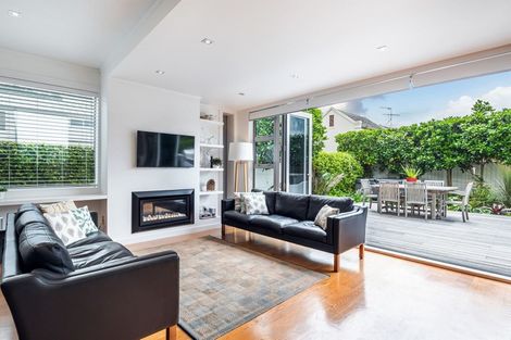 Photo of property in 5 Holiday Road, Milford, Auckland, 0620