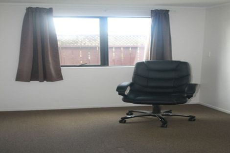 Photo of property in 2/26 Unsworth Drive, Unsworth Heights, Auckland, 0632