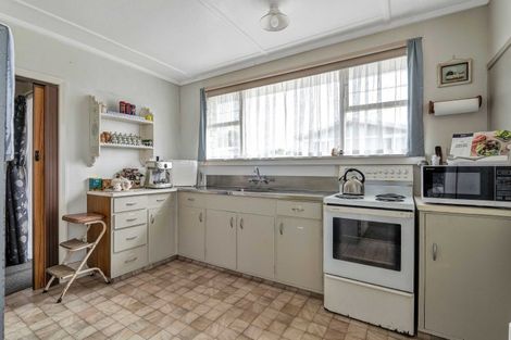 Photo of property in 1 Graham Street, Eltham, 4322