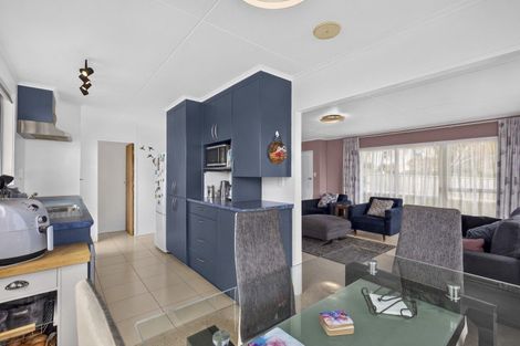 Photo of property in 100 Riversdale Drive, Merrilands, New Plymouth, 4312