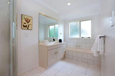 Photo of property in 28 Frank Nobilo Drive, Golflands, Auckland, 2013