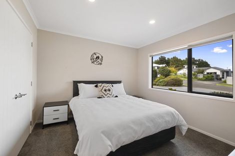 Photo of property in 12 Anderson Way, Highlands Park, New Plymouth, 4312