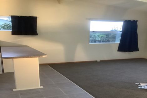 Photo of property in 1/98 Chislehurst Street, Henderson, Auckland, 0612