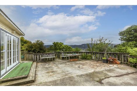 Photo of property in 24 Miromiro Road, Normandale, Lower Hutt, 5010