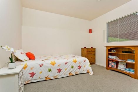 Photo of property in 2/19 Sapphire Place, Bayview, Auckland, 0629