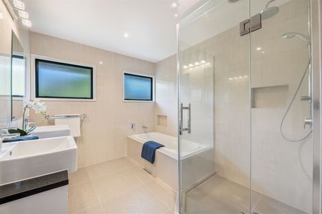 Photo of property in 7 Santa Monica Place, Goodwood Heights, Auckland, 2105