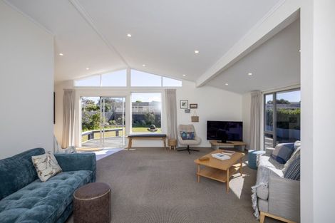 Photo of property in 11 Hadfield Place, Paraparaumu Beach, Paraparaumu, 5032