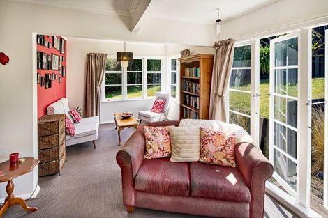 Photo of property in 2 Kereru Bend, Tawa, Wellington, 5028