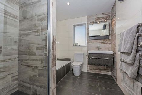 Photo of property in 4 Pipitea Place, Massey, Auckland, 0614