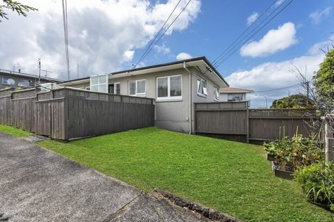 Photo of property in 1/318 Beach Road, Campbells Bay, Auckland, 0630
