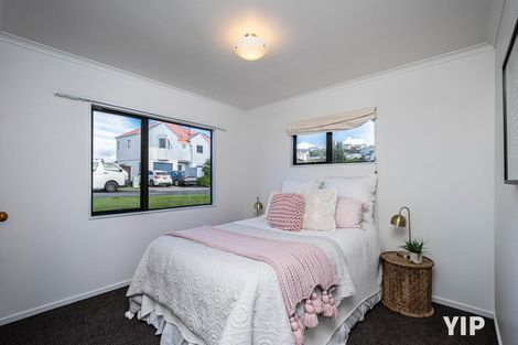 Photo of property in 1a Bennett Grove, Newlands, Wellington, 6037