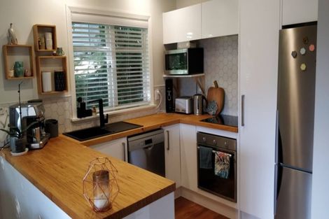 Photo of property in 33 Huntingdon Street, Northland, Wellington, 6012