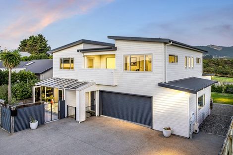 Photo of property in 61 Quadrant Heights, Paraparaumu, 5032