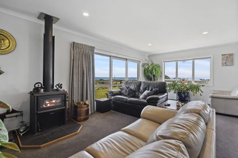 Photo of property in 17 Uxbridge Terrace, Waikawa Beach, Levin, 5573