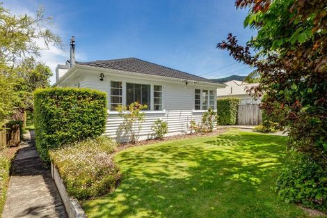Photo of property in 3 Romney Square, Tawa, Wellington, 5028
