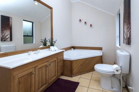 Photo of property in 2/99 Evelyn Road, Cockle Bay, Auckland, 2014