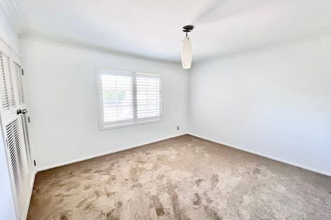 Photo of property in 2 King Richard Place, Browns Bay, Auckland, 0630