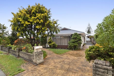 Photo of property in 8 Godwit Place, Waiuku, 2123
