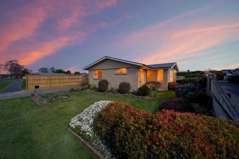 Photo of property in 73 Crofton Road, Harewood, Christchurch, 8051