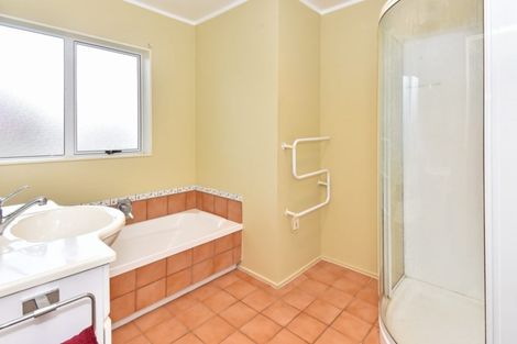 Photo of property in 2/13 Bunnythorpe Road, Papakura, 2110