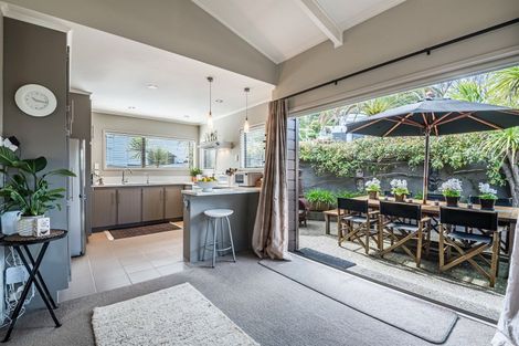 Photo of property in 1/15 Telephone Road, Birkenhead, Auckland, 0626