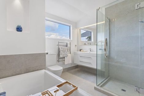 Photo of property in 32 Sartors Avenue, Northcross, Auckland, 0630