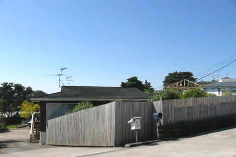 Photo of property in 2/871 East Coast Road, Northcross, Auckland, 0632
