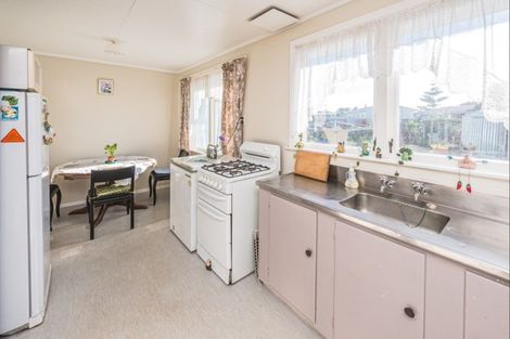 Photo of property in 21 Gibbons Crescent, Castlecliff, Whanganui, 4501