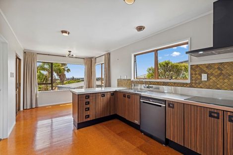 Photo of property in 35 Parr Terrace, Castor Bay, Auckland, 0620