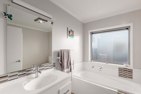 Photo of property in 238 Wainoni Road, Avondale, Christchurch, 8061