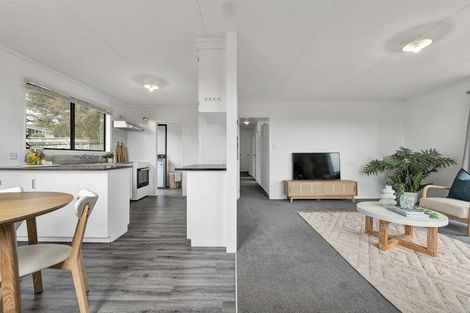 Photo of property in 33 Riversdale Drive, Merrilands, New Plymouth, 4312