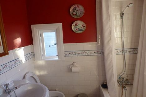 Photo of property in 12 Glasgow Street, Kelburn, Wellington, 6012