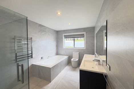 Photo of property in 154 Boord Crescent, Kumeu, 0891