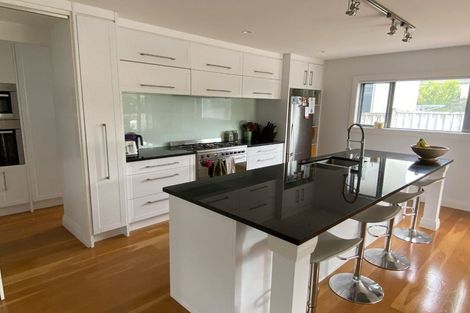 Photo of property in 17 Handley Avenue, Narrow Neck, Auckland, 0624