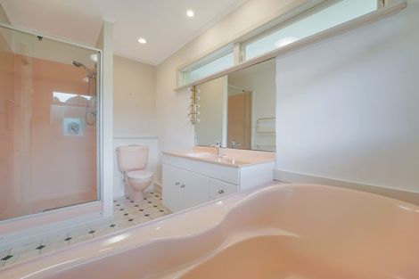 Photo of property in 9 Laingholm Drive, Laingholm, Auckland, 0604