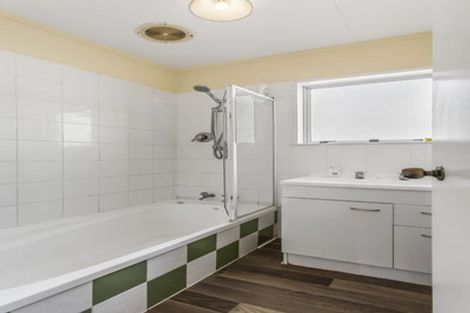 Photo of property in 5 Trengove Place, West Harbour, Auckland, 0618