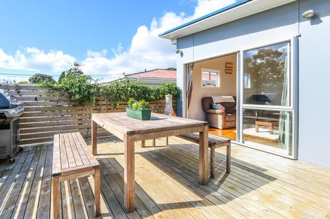 Photo of property in 6 Laura Street, Kelston, Auckland, 0602
