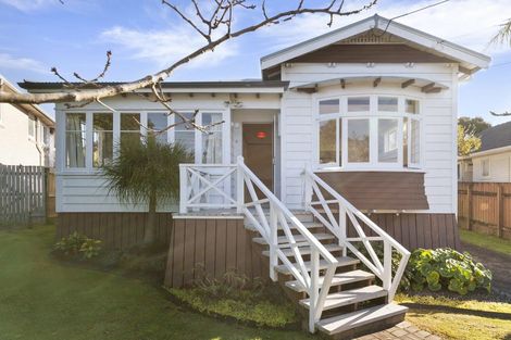Photo of property in 50 Woodside Avenue, Northcote, Auckland, 0627