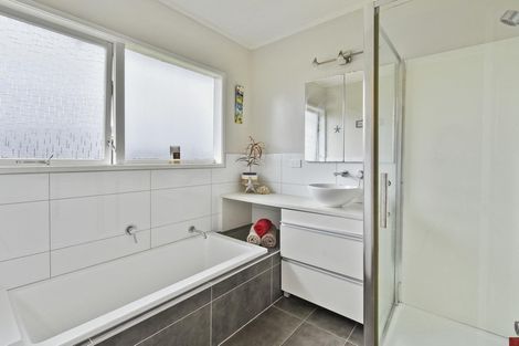 Photo of property in 17 Glenmore Road, Sunnyhills, Auckland, 2010