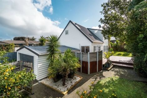 Photo of property in 2/210 Sunnynook Road, Totara Vale, Auckland, 0627
