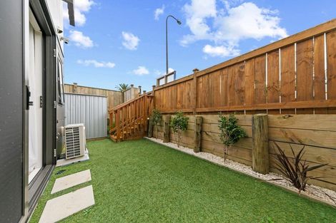 Photo of property in 7/27 Carole Crescent, Pakuranga, Auckland, 2010