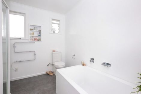 Photo of property in 16 Jamaica Place, Blockhouse Bay, Auckland, 0600