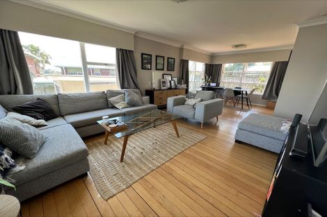 Photo of property in 3/166 East Coast Road, Forrest Hill, Auckland, 0620