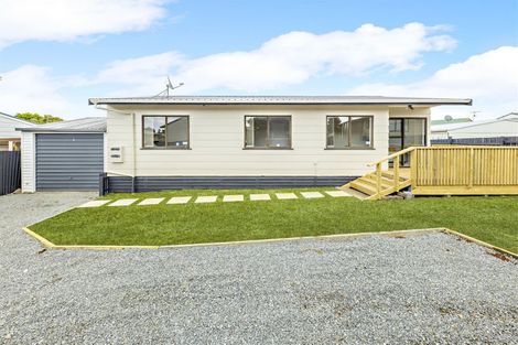 Photo of property in 2/4 Maplesden Drive, Clendon Park, Auckland, 2103