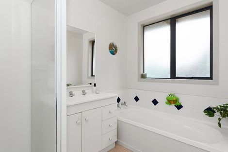 Photo of property in 53 Waiwherowhero Drive, St Andrews, Hamilton, 3200