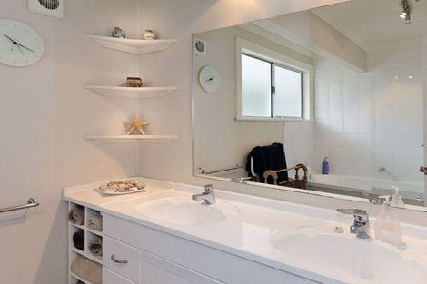 Photo of property in 45a Beaubank Road, Kelston, Auckland, 0602