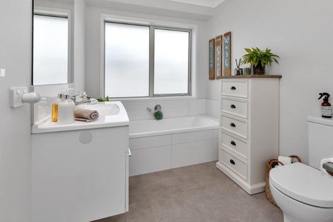 Photo of property in 16 Maturiki Drive, One Tree Point, 0118