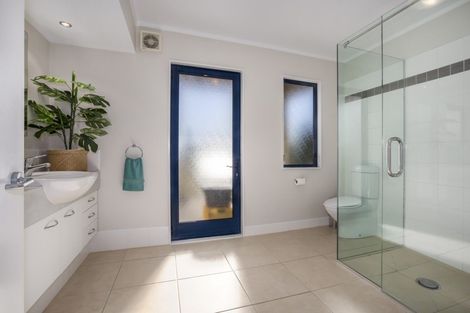 Photo of property in 15a Seaview Road, Paremata, Porirua, 5024